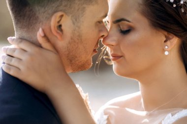 Düğün seremonisinden önce gelin ve damadın kumlu sahilde buluşması ve yürüyüşü.