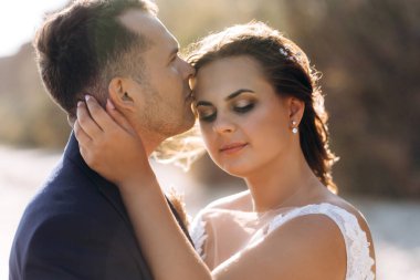 Düğün seremonisinden önce gelin ve damadın kumlu sahilde buluşması ve yürüyüşü.