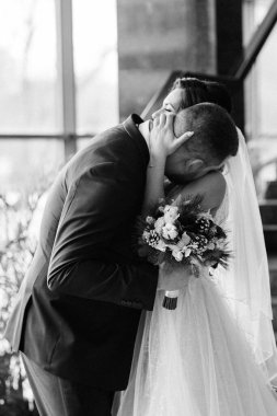 Gelin ve damadın otelde ilk buluşması.