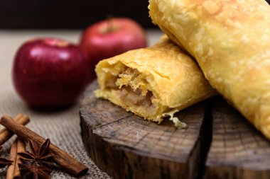 Bir ağaç, ahşap ucunda Apple strudel