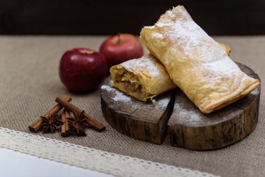 Apple strudel elma, tarçın ağacıyla ahşap ucunda ve