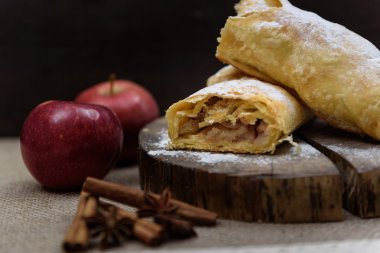 Apple strudel elma, tarçın ağacıyla ahşap ucunda ve