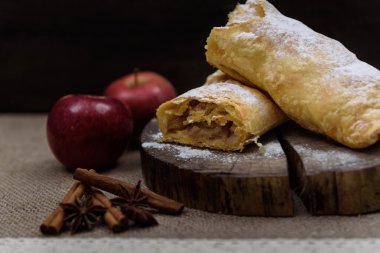 Apple strudel elma, tarçın ağacıyla ahşap ucunda ve