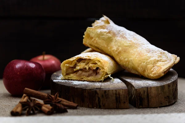 Apple strudel elma, tarçın ağacıyla ahşap ucunda ve
