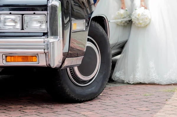 Schwarzer Oldtimer Hochzeitswagen — Stockfoto