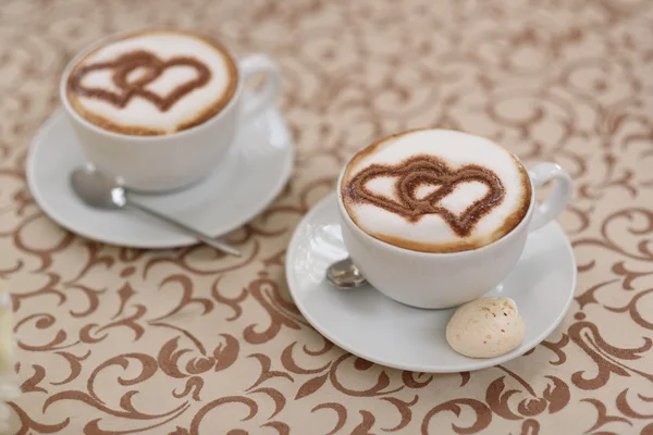 Кофе капучино с сердцами — стоковое фото