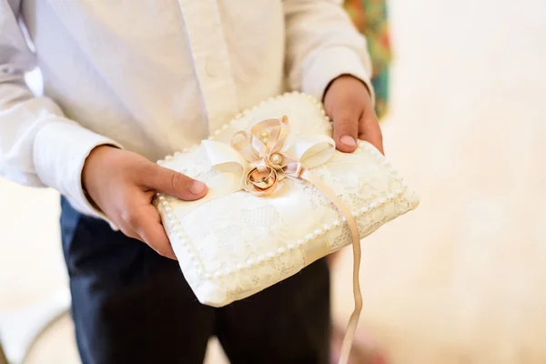 El novio sostiene los anillos de boda —  Fotos de Stock