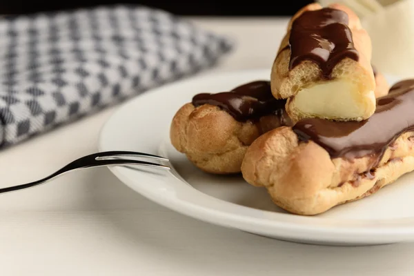 Profiteroles con crema de mantequilla —  Fotos de Stock