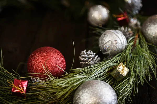 Corona de Navidad de ramas de abeto con decoraciones de Navidad —  Fotos de Stock