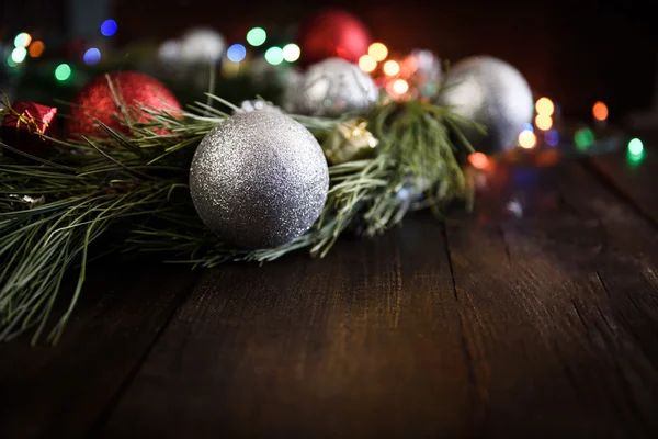 Corona de Navidad de ramas de abeto con decoraciones de Navidad —  Fotos de Stock