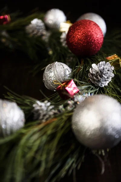 Χριστουγεννιάτικο στεφάνι από κλαδιά έλατου με Χριστουγεννιάτικα διακοσμητικά παιχνίδια — Φωτογραφία Αρχείου