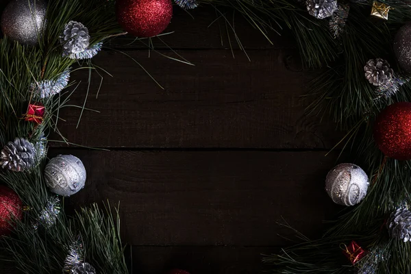 Corona de Navidad de ramas de abeto con decoraciones de Navidad —  Fotos de Stock