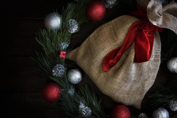 Sacchetto regalo di Natale con nastro rosso — Foto Stock