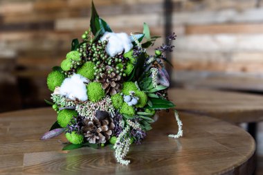 gelin buketi koniler ve pamuk