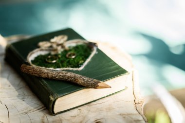 Çimlerin üzerinde alyanslar