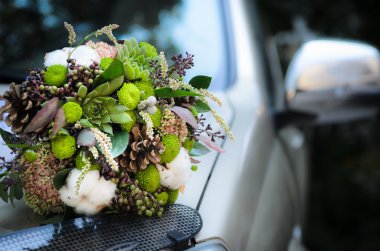 gelin buketi koniler ve pamuk