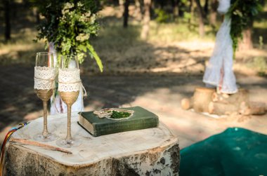 düğün töreni ormanda