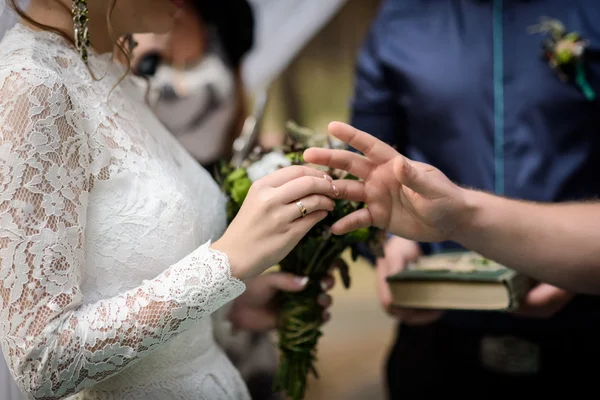신부는 결혼 반지를 박 았 — 스톡 사진