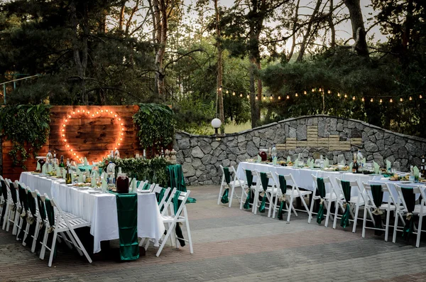 Ceremonie van het huwelijk in het bos — Stockfoto