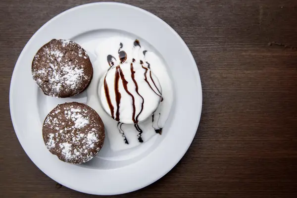 Muffin al cioccolato con gelato — Foto Stock