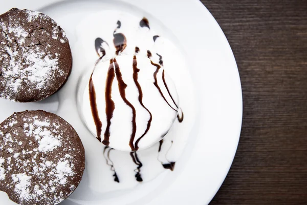 Chokladmuffins med glass — Stockfoto