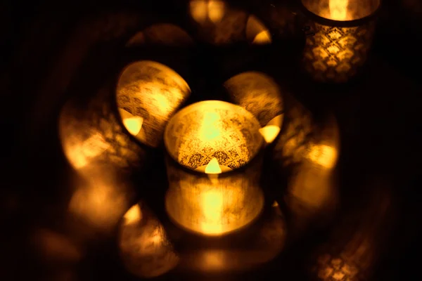 Kaars in glas met een patroon is illuminated — Stockfoto