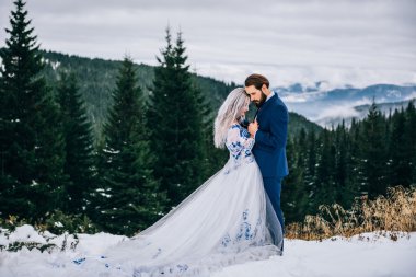 bir mavi elbise ve beyaz dağlarda Carpath gelin damat