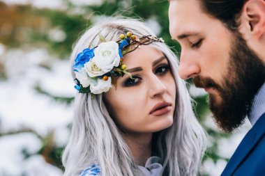 bir mavi elbise ve beyaz dağlarda Carpath gelin damat