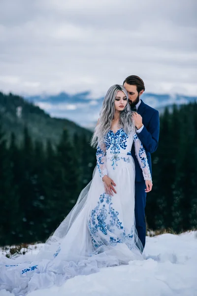 Bir mavi elbise ve beyaz dağlarda Carpath gelin damat — Stok fotoğraf