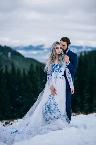 bir mavi elbise ve beyaz dağlarda Carpath gelin damat