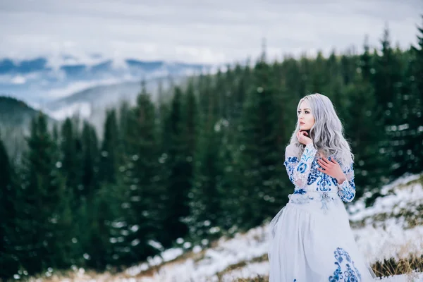 Noiva em branco nas montanhas Cárpatos — Fotografia de Stock