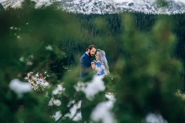 Marié en costume bleu et mariée en blanc dans les montagnes Carpath — Photo