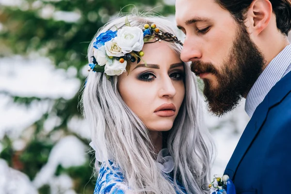 Groom in a blue suit and bride in white in the mountains Carpath — Stock Photo, Image