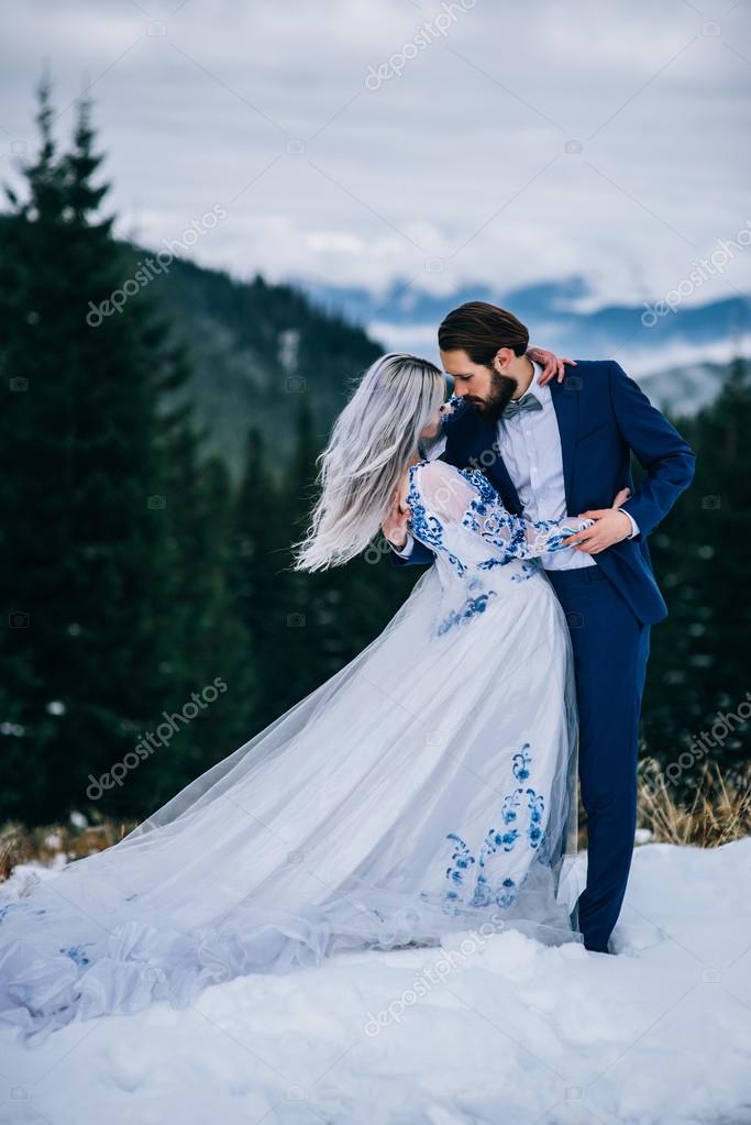 Sposa Vestito Bianco E Blu Sposo In Abito Blu E Sposa In Bianco In