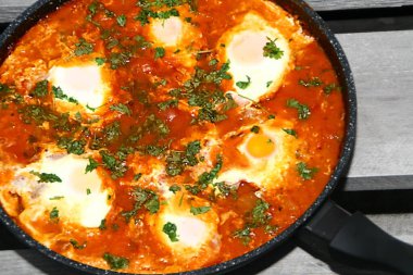 Bir sebze tepsisi shakshuka yakın plan, Kuzey Afrika, İsrail spesiyali,