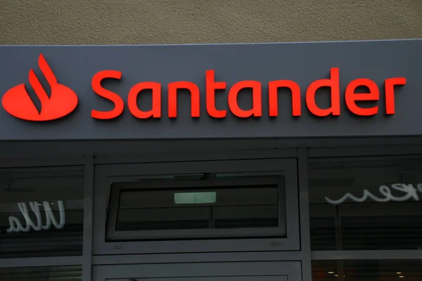 Paderborn, NRW, Almanya, 14 Kasım. 2020, Santander bankasının şubesi.,