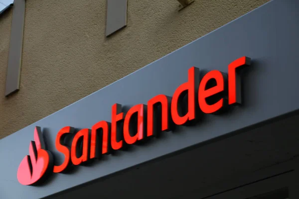 Paderborn, NRW, Almanya, 14 Kasım. 2020, Santander bankasının şubesi.,