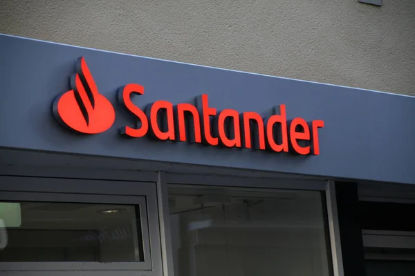 Paderborn, NRW, Almanya, Kasım 18. 2020, Santander bankasının şubesi.,