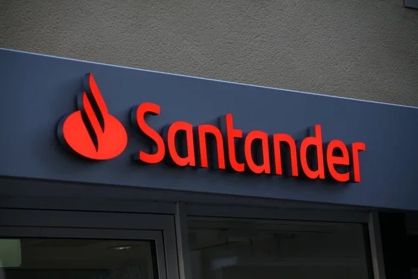 Paderborn, NRW, Almanya, Kasım 18. 2020, Santander bankasının şubesi.,