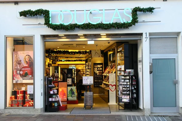 查看德国Nrw Paderborn商业街化妆品零售连锁店Douglas的分店 — 图库照片