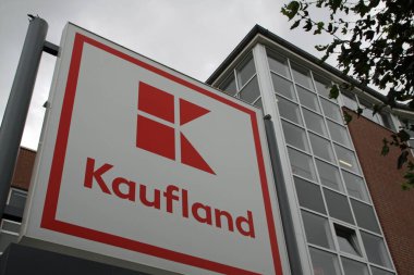 Paderborn, NRW, Almanya, 27 Ağustos. 2020, indirimci Kaufland 'ın etiketi ve şirket tasarımı, Schwarz grubunun üyesi.