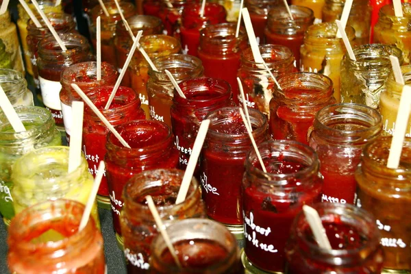 Mezuniyet vesilesiyle küçük bardaklarda çeşitli reçeller ve baharatlar.