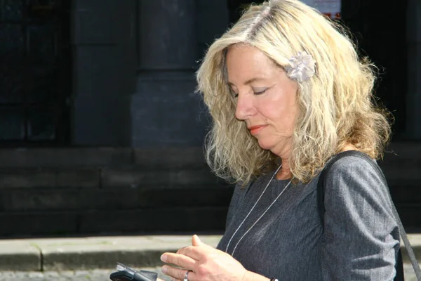 Retrato Una Mujer Atractiva Con Celular Lectura Escritura — Foto de Stock