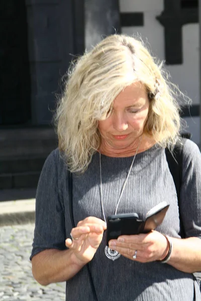 Porträt Einer Attraktiven Frau Mit Handy Lesen Und Schreiben Stockbild
