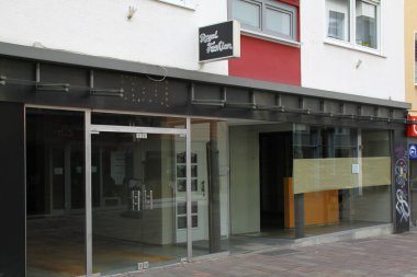 Paderborn, Nrw, Almanya, 21 Nisan 2021, boş odalar, iş yerleri, Paderborn ticari caddesindeki şubelerin kapatılması Corona, manastır-19, pandemik salgın nedeniyle