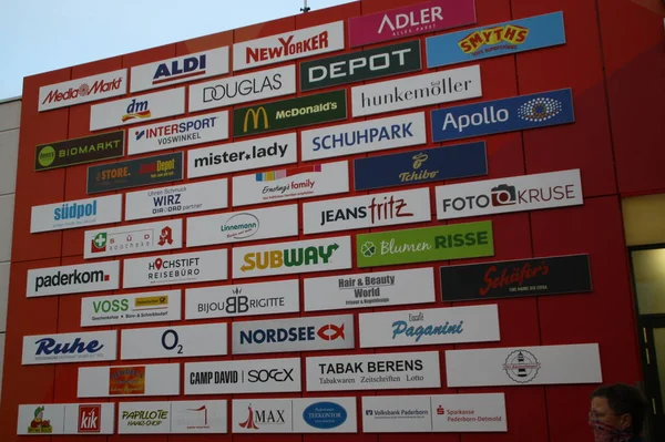 Paderborn, NRW, Almanya, Ekim 27. 2020, alışveriş merkezindeki tüm dükkanların olduğu ilan panosu.,