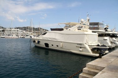 Cannes, Alpes-Maritimes, Fransa, 27 Mart. 2017, Anglais gezisi, yatlı liman ve yelkenli tekneler.