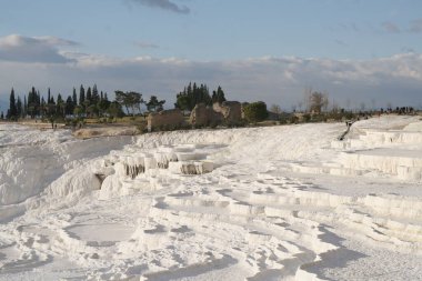 Denizli yakınlarındaki Pamukkale 'de kireçtaşı terasları