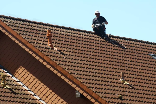 Dachdecker Bei Der Arbeit Dach Stockfoto