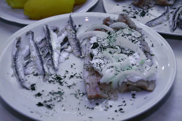 ヤングマテ アンチョビ 玉ねぎ ヨーグルトソースとジャガイモと魚料理のクローズアップ — ストック写真